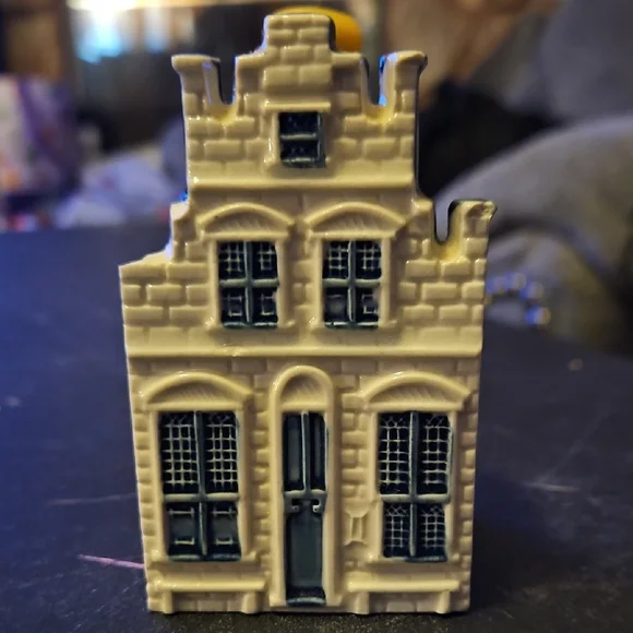 KLM Delft Ceramic Dutch House Figurine - White and Blue Collectabke # 76 - Picture 1 of 9